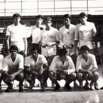 Akademická reprezentace ČSSR na Letní Světové Univerziádě v Torinu 1971. Členem reprezentačního výběru byl i "Tužka" Vláďa Miller (na snímku stojící čtvrtý zleva), opora tehdejšího volejbalového áčka. Akce se pro zranění nezúčastnil původně nominovaný "Mamut" Pepa Jirásko.